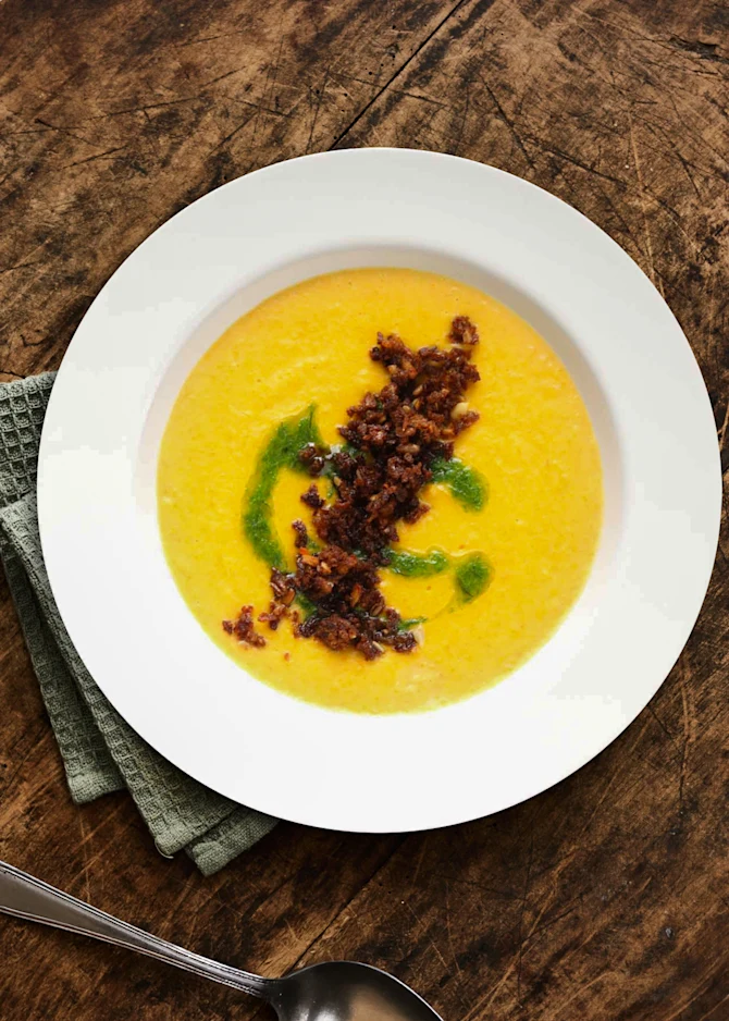 Gulerodssuppe med rugbrødsdrys og purløgsolie