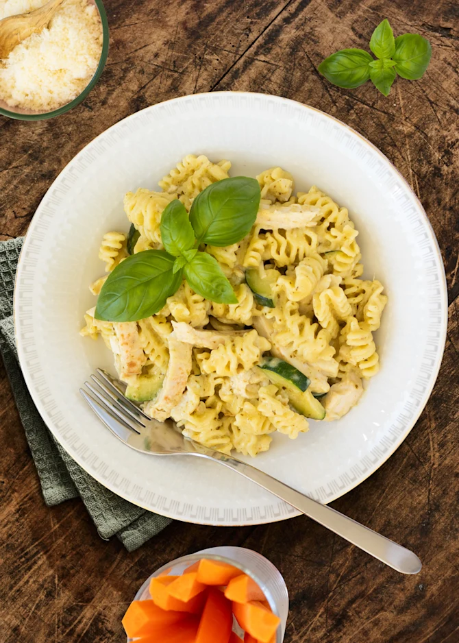 Pasta i cremet pestosauce med kylling