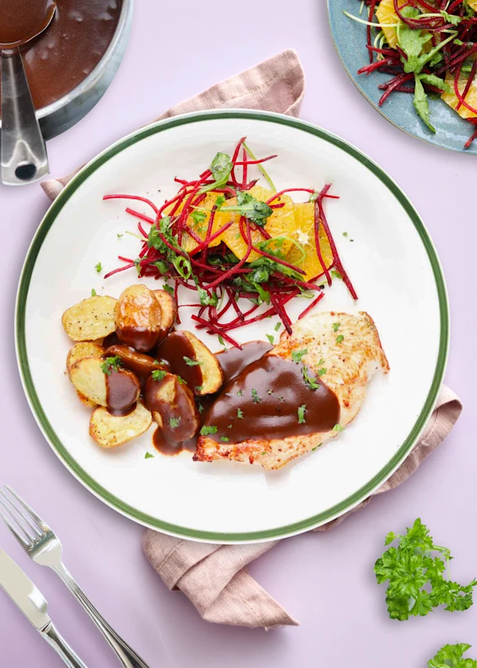 Kylling med ovnkartofler og rødbedesalat. Hertil brun sauce