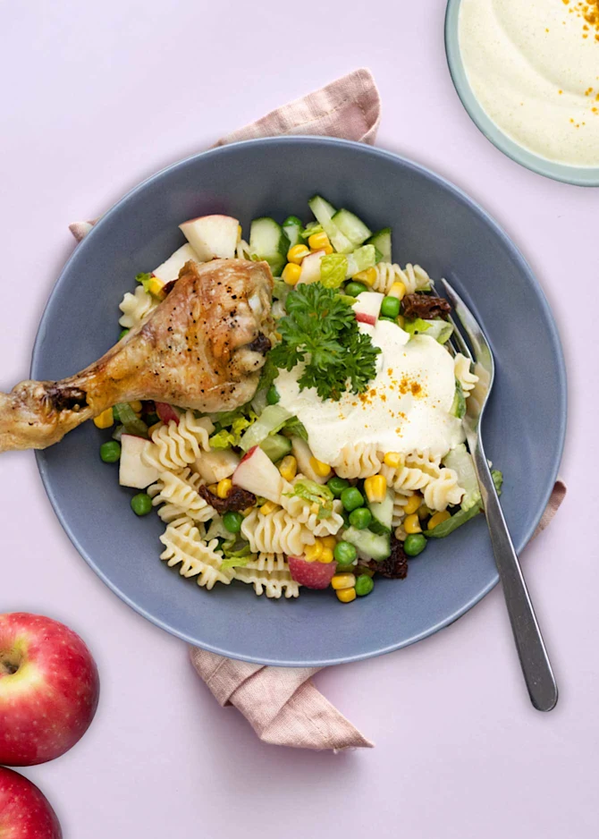 Kyllingelår serveret med pastasalat og karrydressing