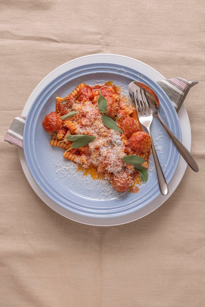 Pasta, kødboller og tomatsovs med salvie