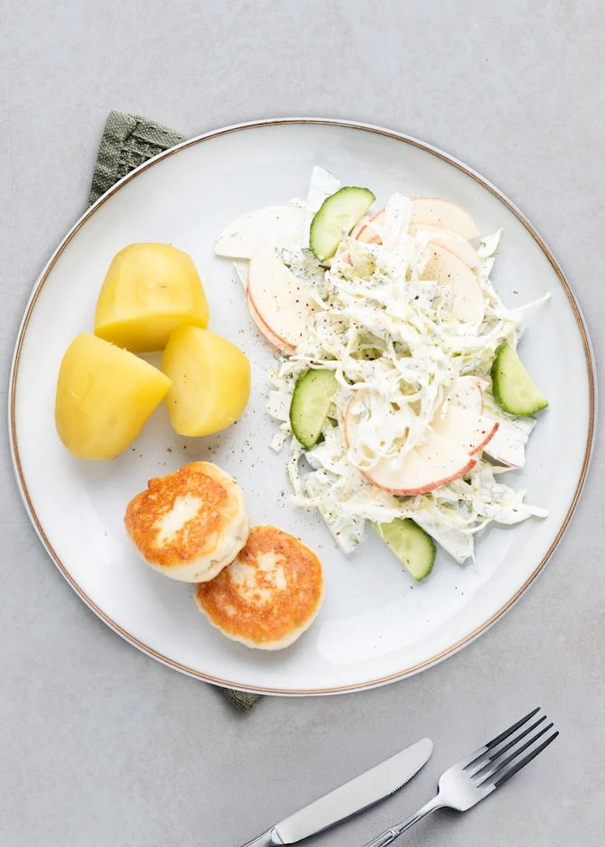 Fiskedeller med kartofler og spidskålsalat med æble og urtedressing