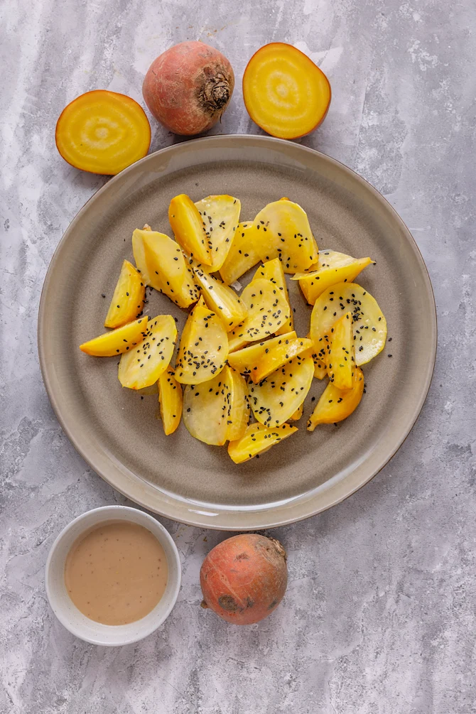 Gule beder med sesamdressing