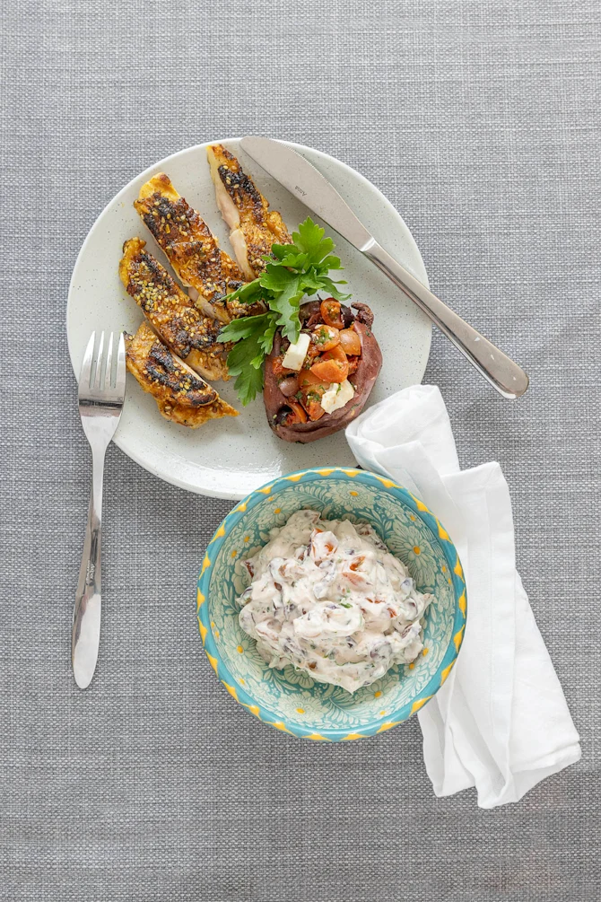 Kyllinge lårsteaks, søde kartofler og tomatiseret græsk yoghurt creme