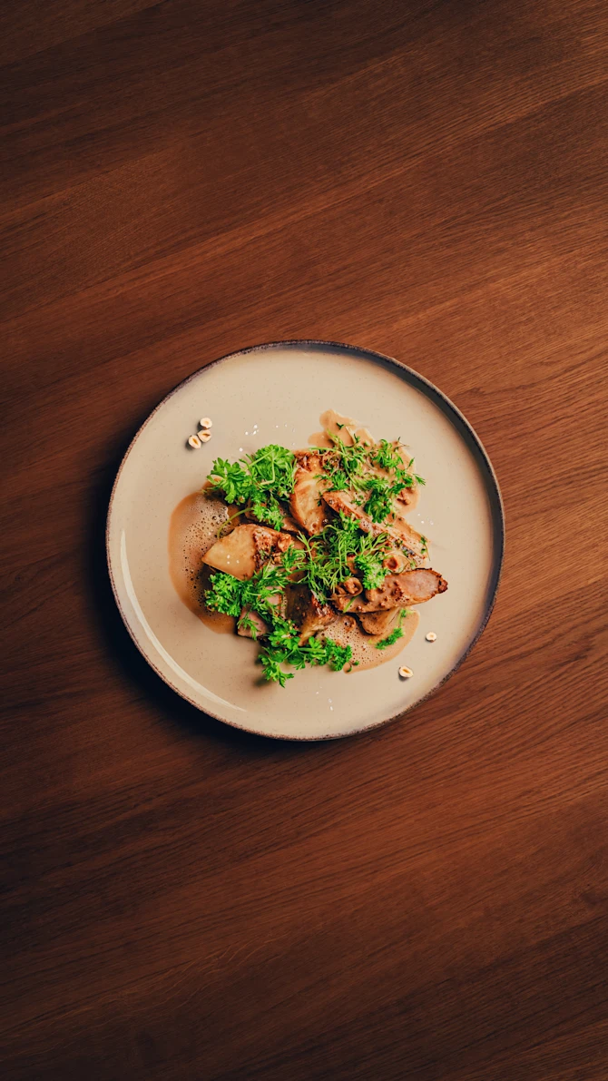 Bagt knoldselleri, hasselnødder og herregårds koteletter med vinaigrette på brunet smør og sauce aromatique