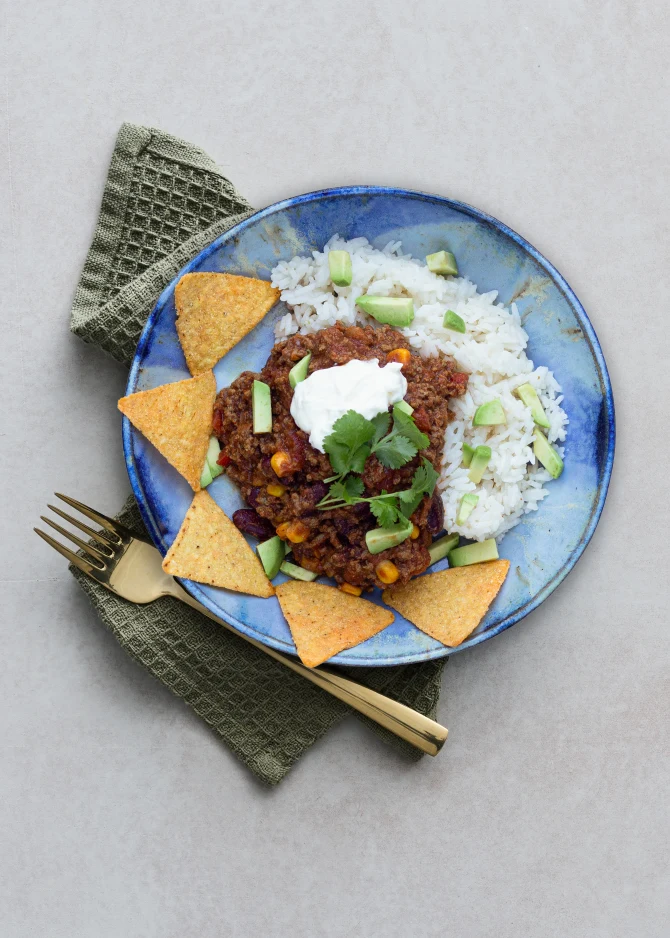 Chili con carne med ris og avocado