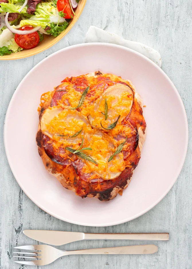 Spicy minipizzaer med chorizo, kartofler og chiliost. Hertil salat