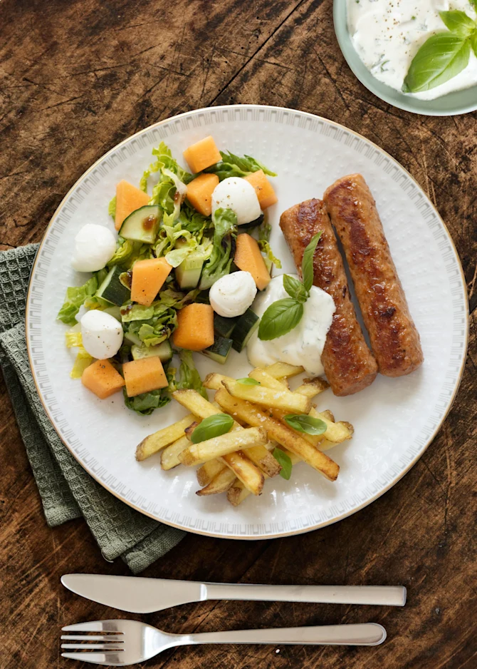 Grillsticks med fritter og melonsalat. Hertil basilikumdressing