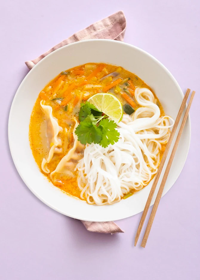 Spicy nudelsuppe med rød karry og dumplings