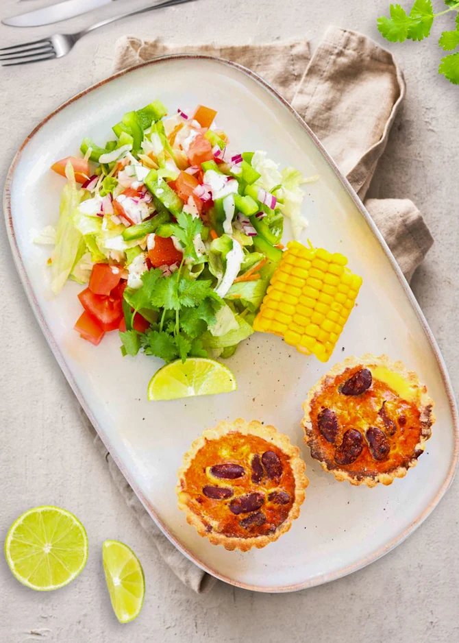 Mini mexi-tærter med kidneybønner. Hertil salat og majskolber