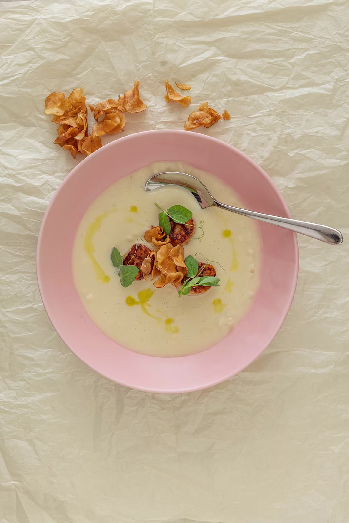 Stegte kammuslinger med jordskokkesauce
