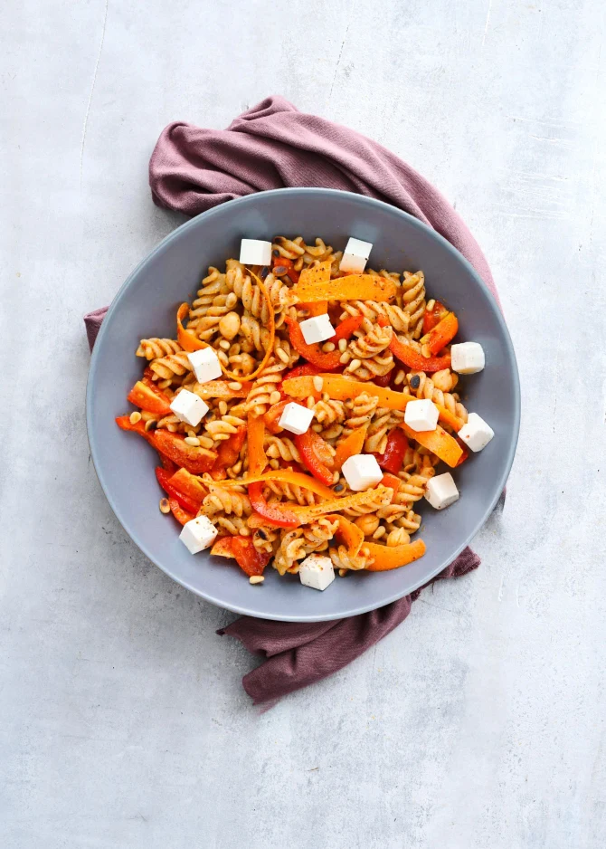 Pastasalat med pesto, kikærter og salatost