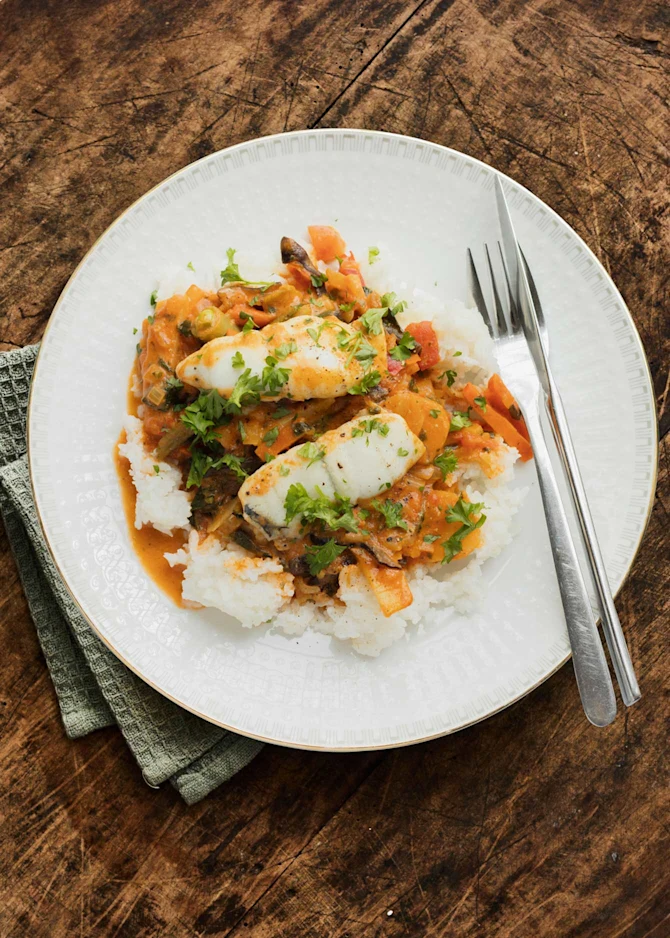Rødspættefileter i fad med fyldig tomatsovs og ris