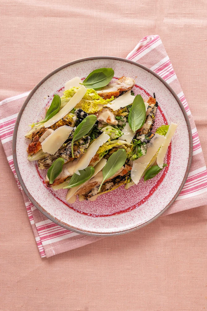 Grillet romainesalat med kylling og parmesan