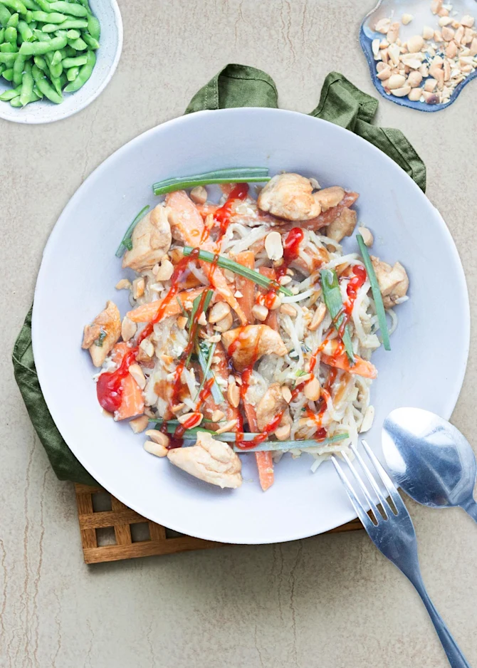 Pad thai med kylling og gulerødder. Hertil edamamebønner