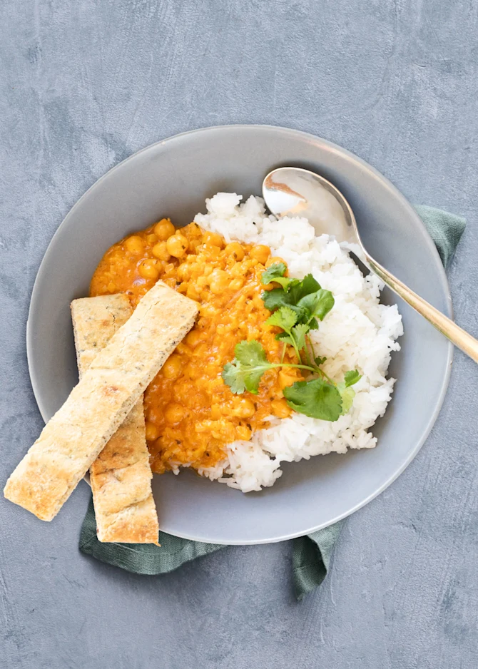 Vegetarisk tikka masala med blomkål og kikærter. Hertil ris og naanbrød
