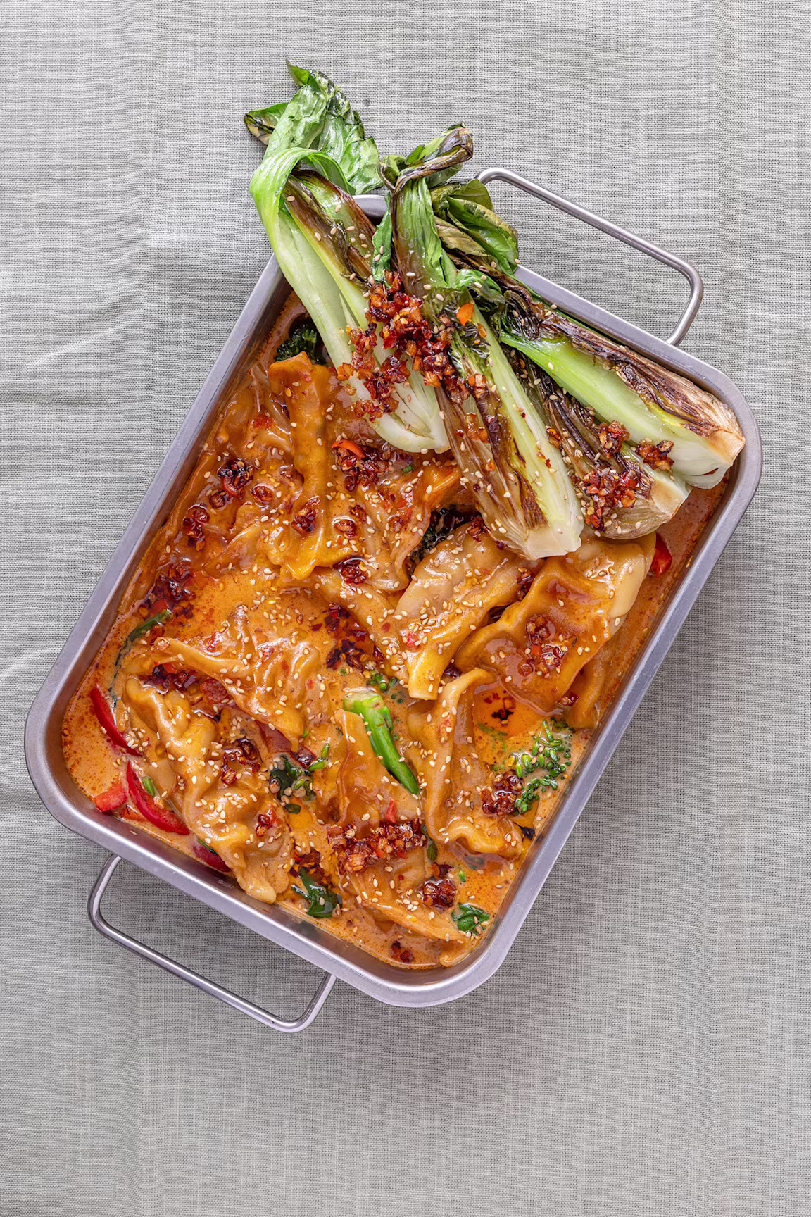 Onepot Gyoza i rød karry med pak choi