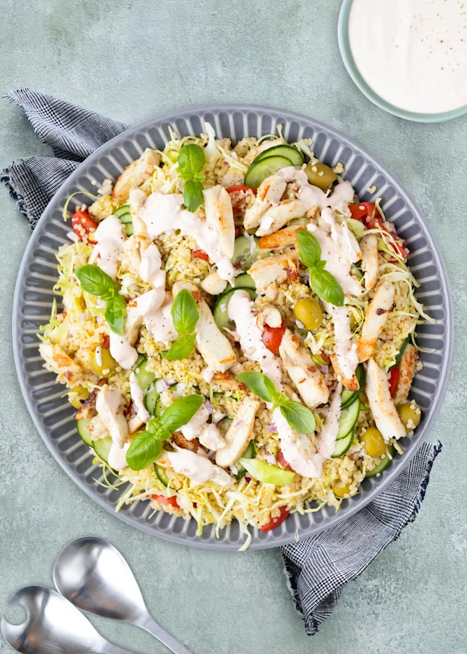 Fyldig bulgursalat med kylling. Hertil paprikadressing