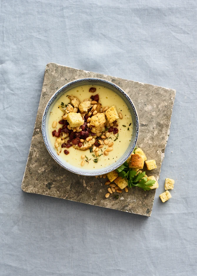 Blomkålssuppe med bacon og pinjekerner