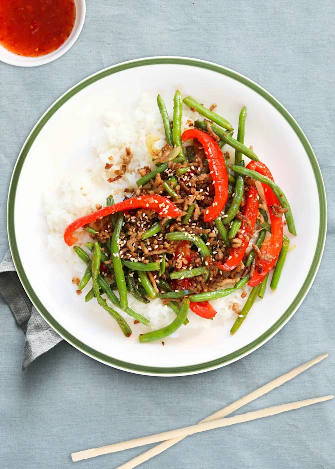 Wok med hakket svinekød og grønne bønner. Hertil ris