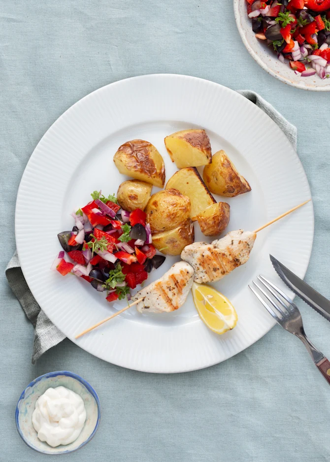 Lækre kyllingespyd serveret med chunky kartofler, salsa og aioli
