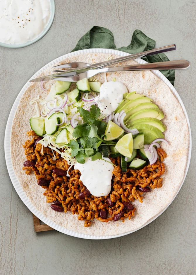 Tortillas med krydret svinekød, kidneybønner og hvidløgsdressing