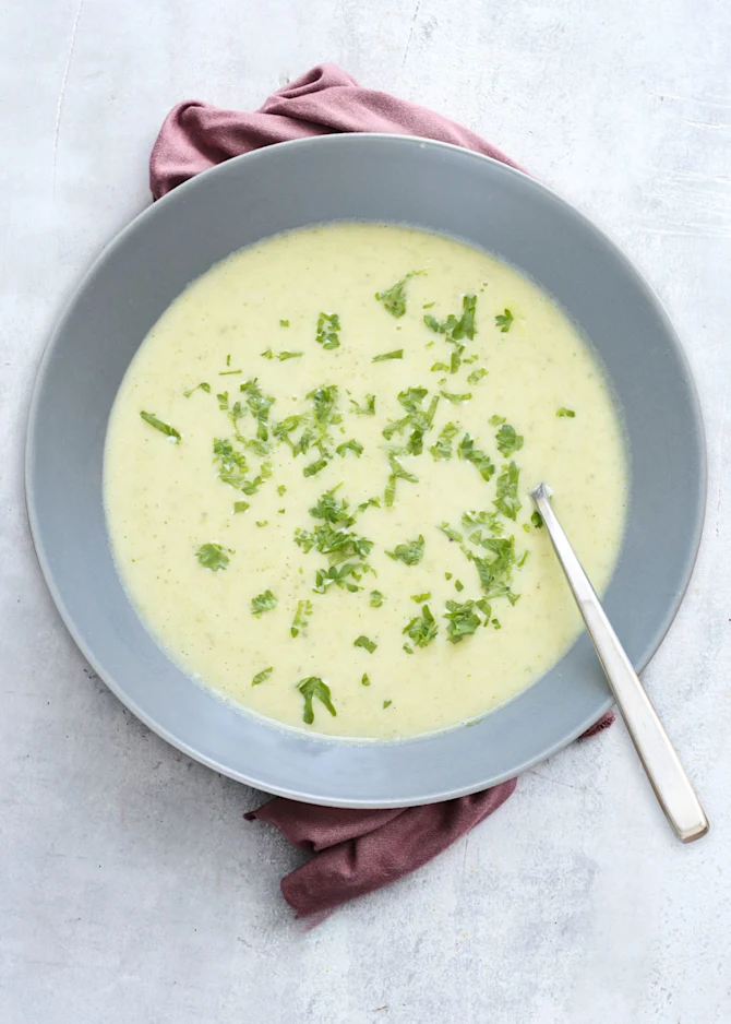 Broccolisuppe med friskost. Hertil hvidløgsflute og melon
