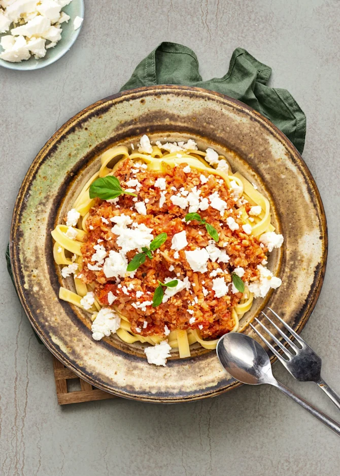 Pasta med kyllingebolognese, smuglergrønt og feta - til to dage