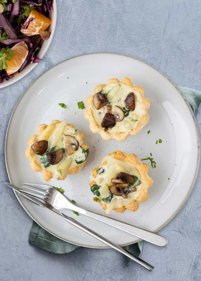 Vegetariske tarteletter med champignoner og spinat. Hertil rødkålssalat