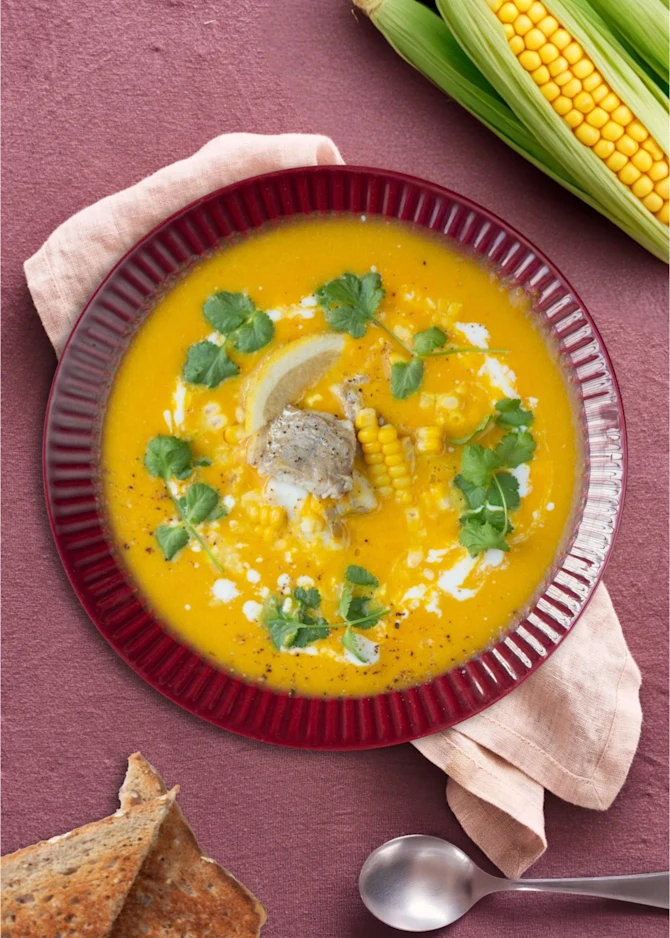 Hokkaido- og porresuppe med fisk og majskolber. Hertil brød