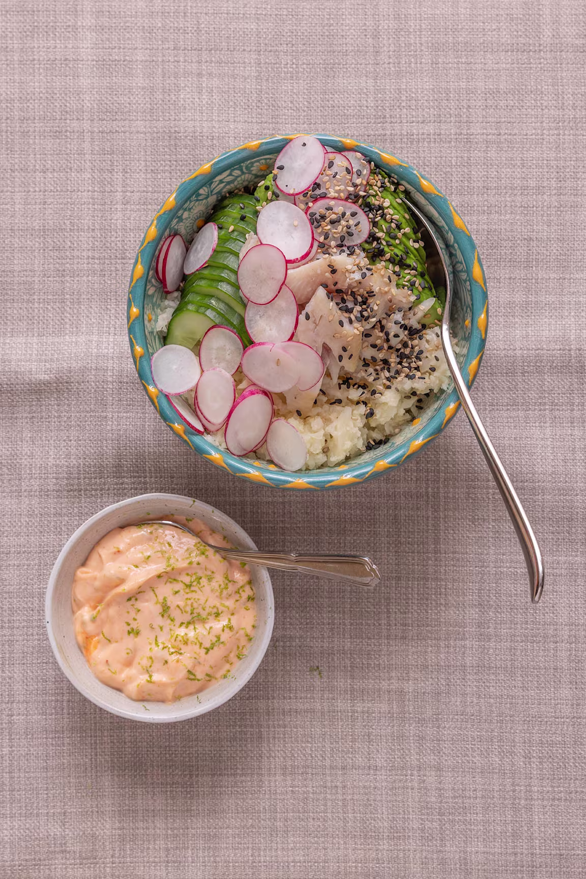 Poke bowl med blomkålsris og ørredfilet