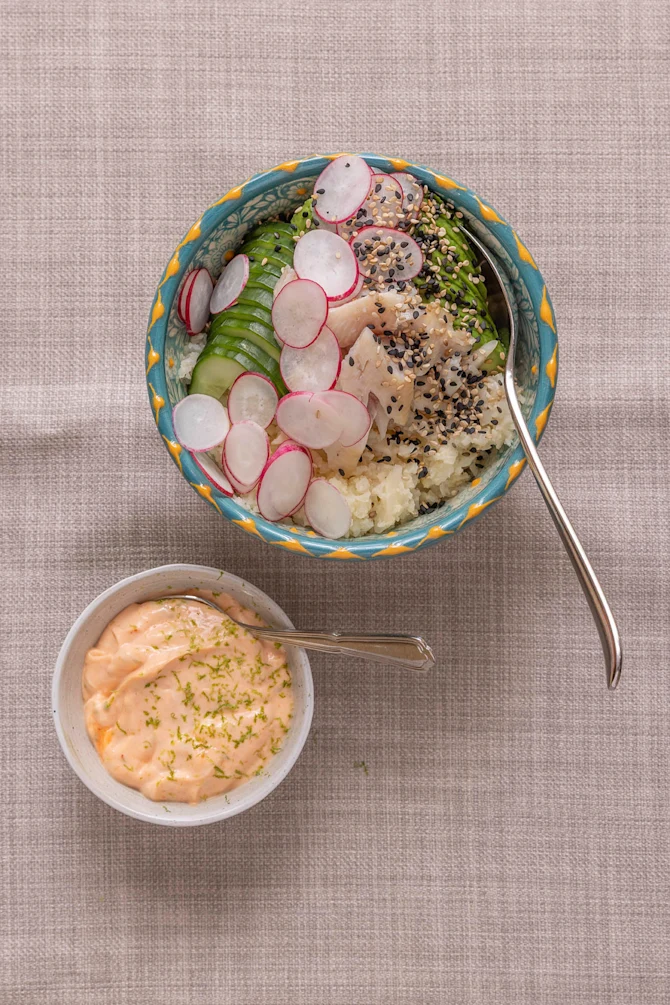 Poke bowl med blomkålsris og ørredfilet