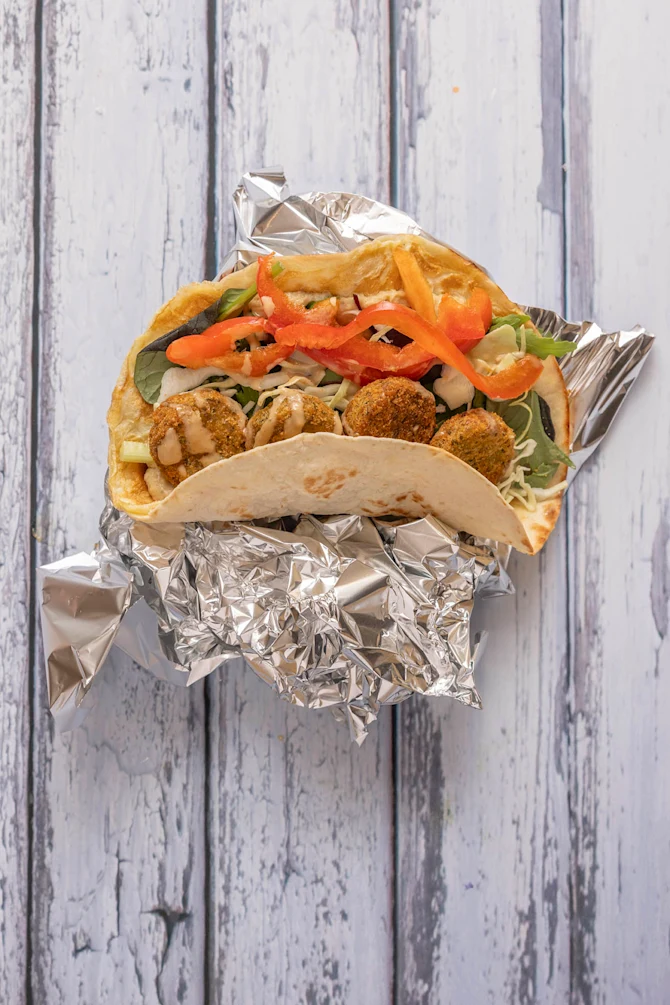 Æggewrap med falafler og grønt