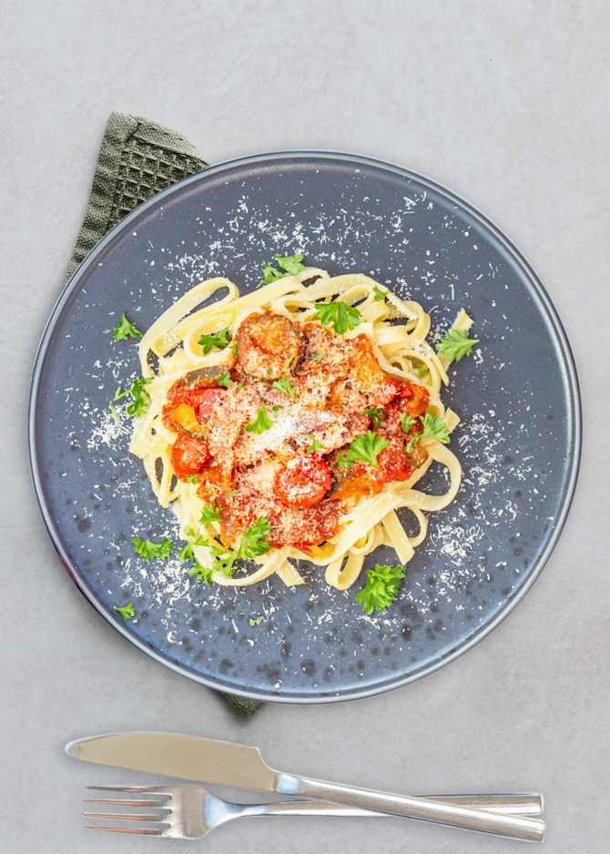 Pasta i tomatsauce med grøntsager og parmesan