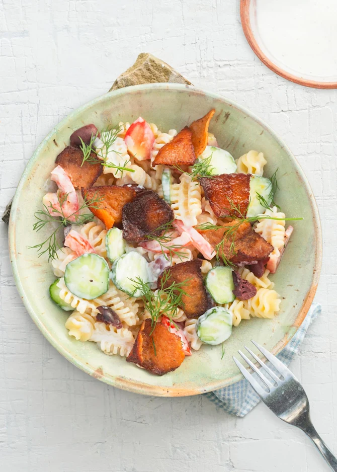 Græskinspireret pastasalat med gyros og hvidløgsdressing