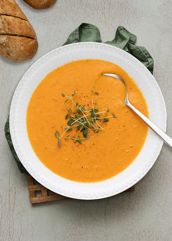 Cremet grøntsagssuppe med flødeost. Hertil hvidløgsflute