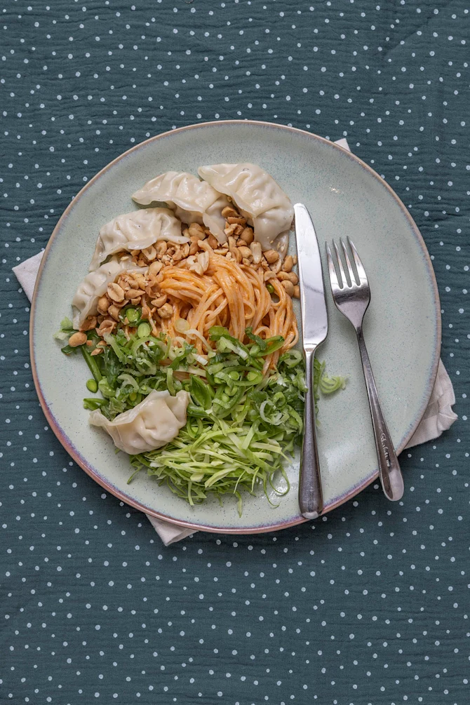 Nudler i spicy peanutsauce med gyoza