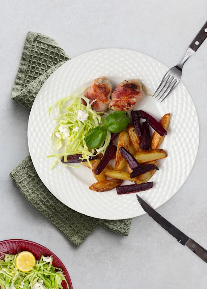 Baconsvøbte frikadeller med bagte kartofler og rødbeder - til to dage