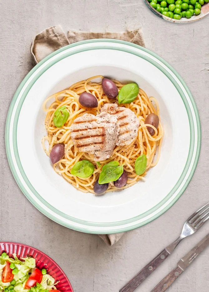 Marinerede bøffer med pasta og let flødesauce. Hertil salat
