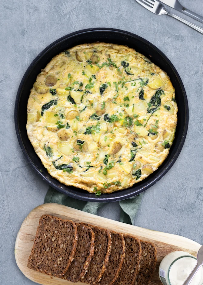Kartoffelomelet med spinat. Hertil rugbrød med friskost og vindruer