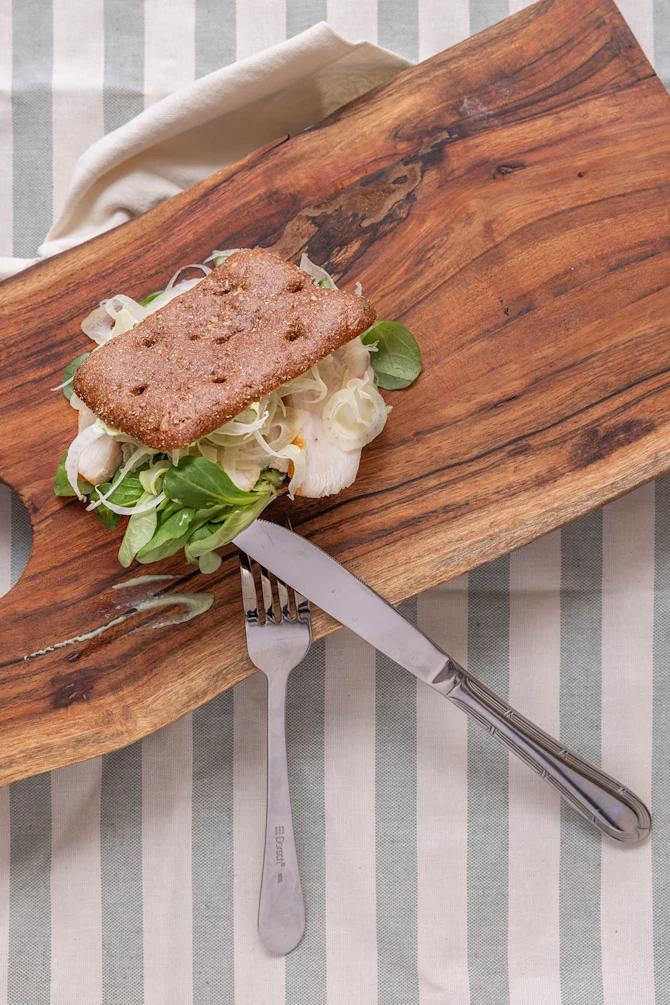 Rugbrødssandwich med kylling, estragon og fennikel
