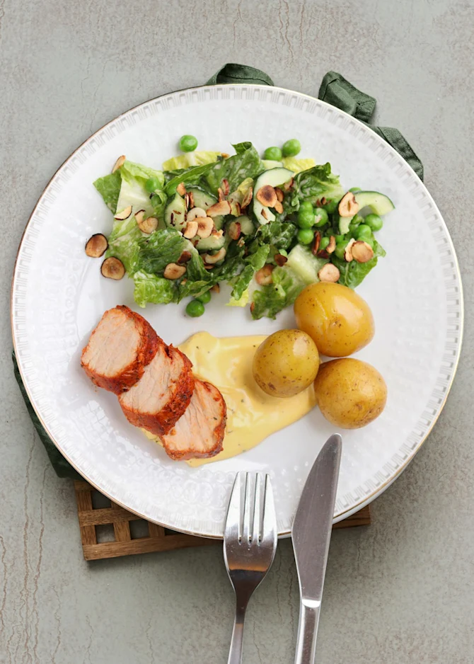 Marineret filet med kartofler, bearnaisesauce og sprød salat