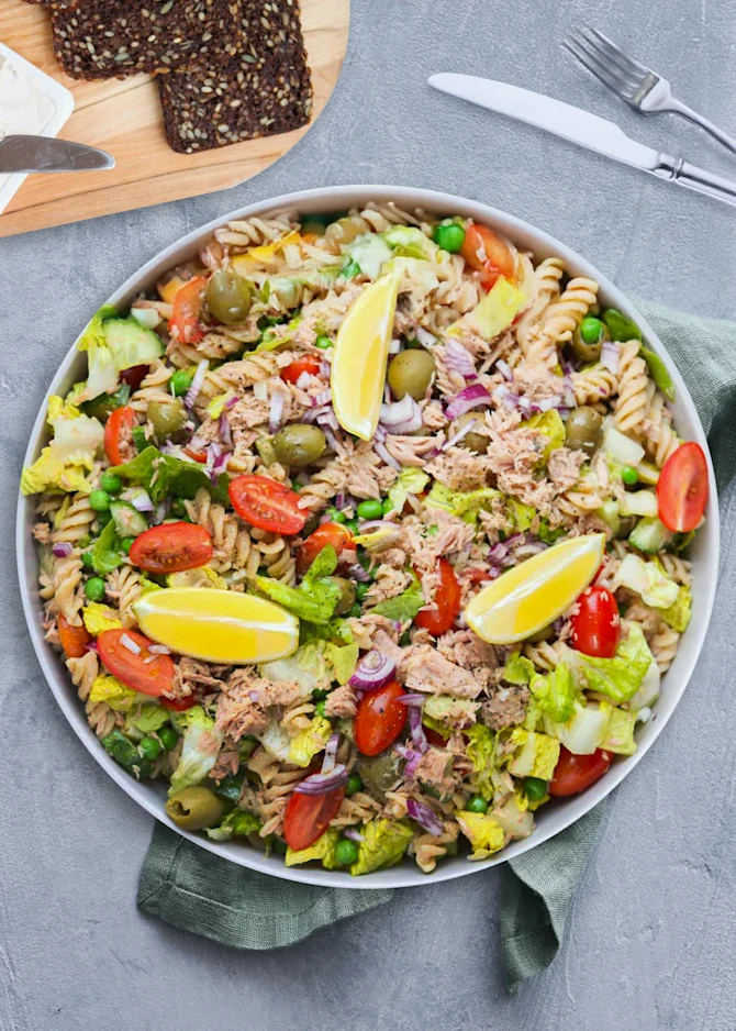 Pastasalat med tun. Hertil ristet rugbrød med friskost