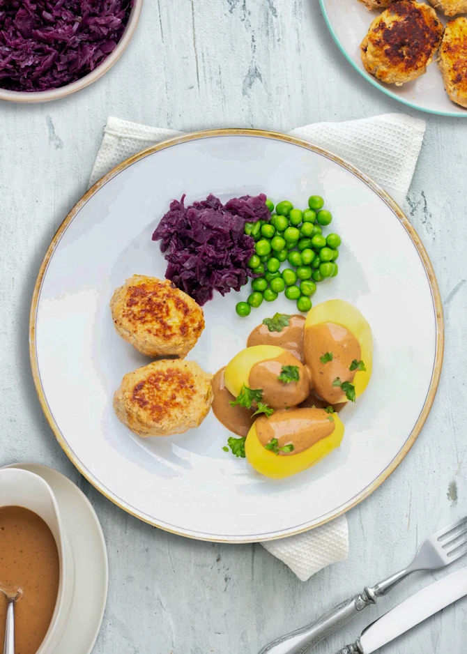 Frikadeller med kartofler, sovs og grønt - til to dage