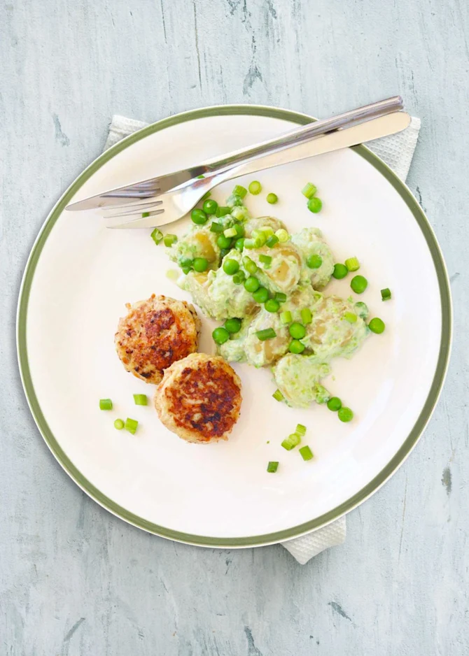 Kyllingedeller og kartoffelsalat vendt med avocadocreme