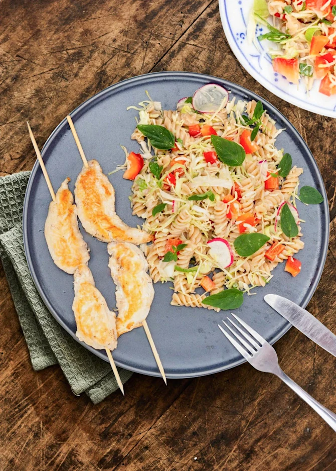 Kyllingespyd med hurtig pastasalat og cremet dressing - til to dage