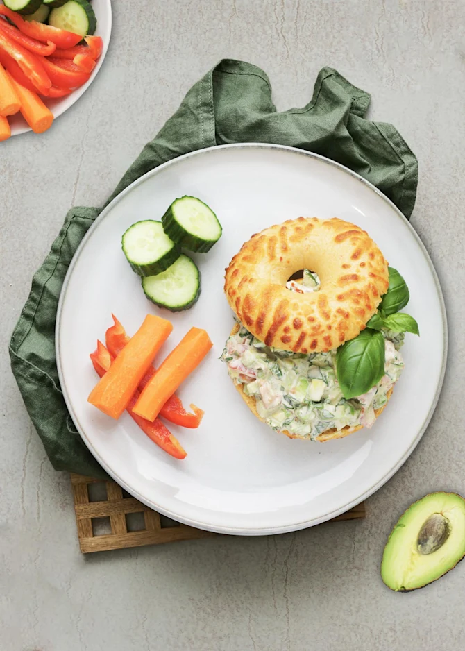 Chopped bagels med friskost og grøntsager